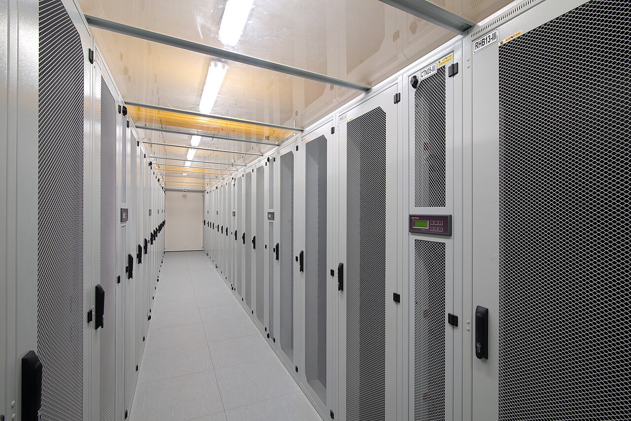 A data center. Israeli intelligence veterans now lead a significant share of the cybersecurity infrastructure embedded in American corporate and government networks. Photo: Wikimedia Commons
